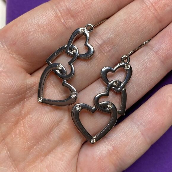 💛 Classic Silver Tone Heart Crystal Drop Earrings - Picture 4 of 4